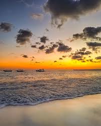 Menikmati Keindahan Pantai Tropis dengan Ombak Lembut dan Sunset yang Memikat