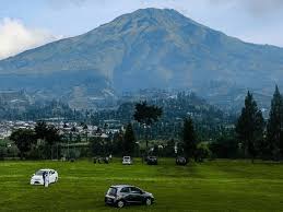 Pesona Pegunungan dengan Padang Rumput Hijau dan Kabut Pagi yang Menenangkan Jiwa