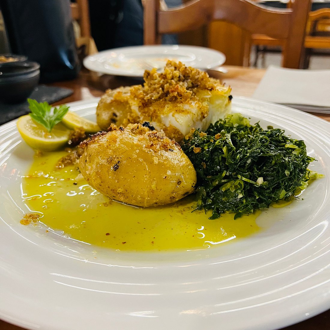 Menikmati Menu Pilihan dengan Suasana Makan yang Menyenangkan